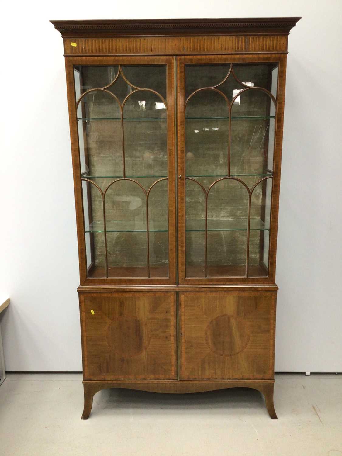 Good quality Edwardian inlaid mahogany display cabinet