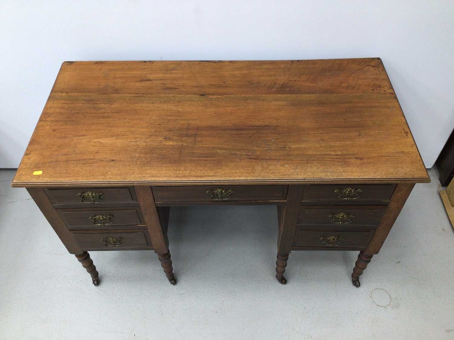 Edwardian mahogany kneehole desk - Image 2 of 5