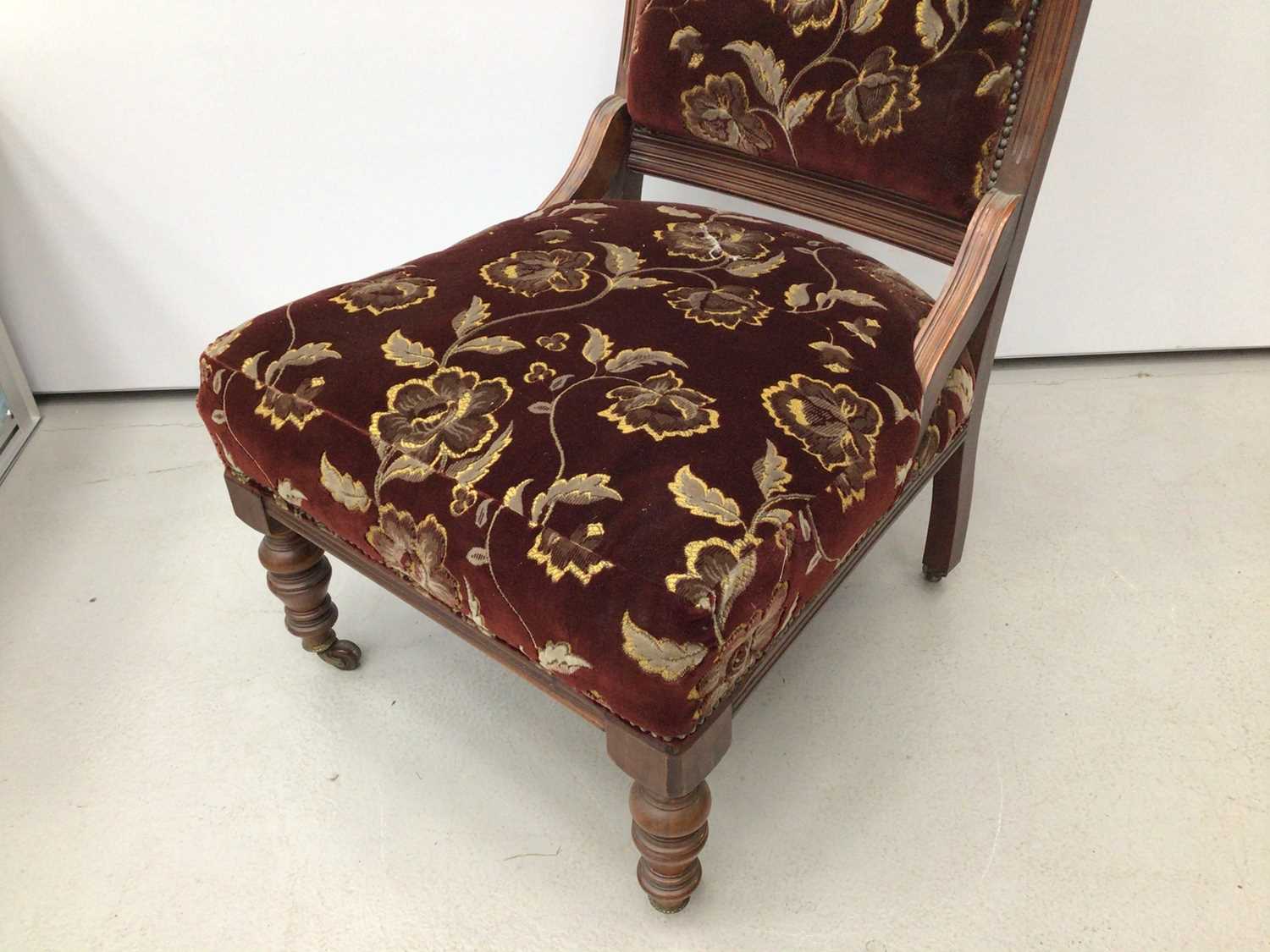 Edwardian walnut framed easy chair with upholstered seat and back on turned front legs and castors - Image 4 of 5