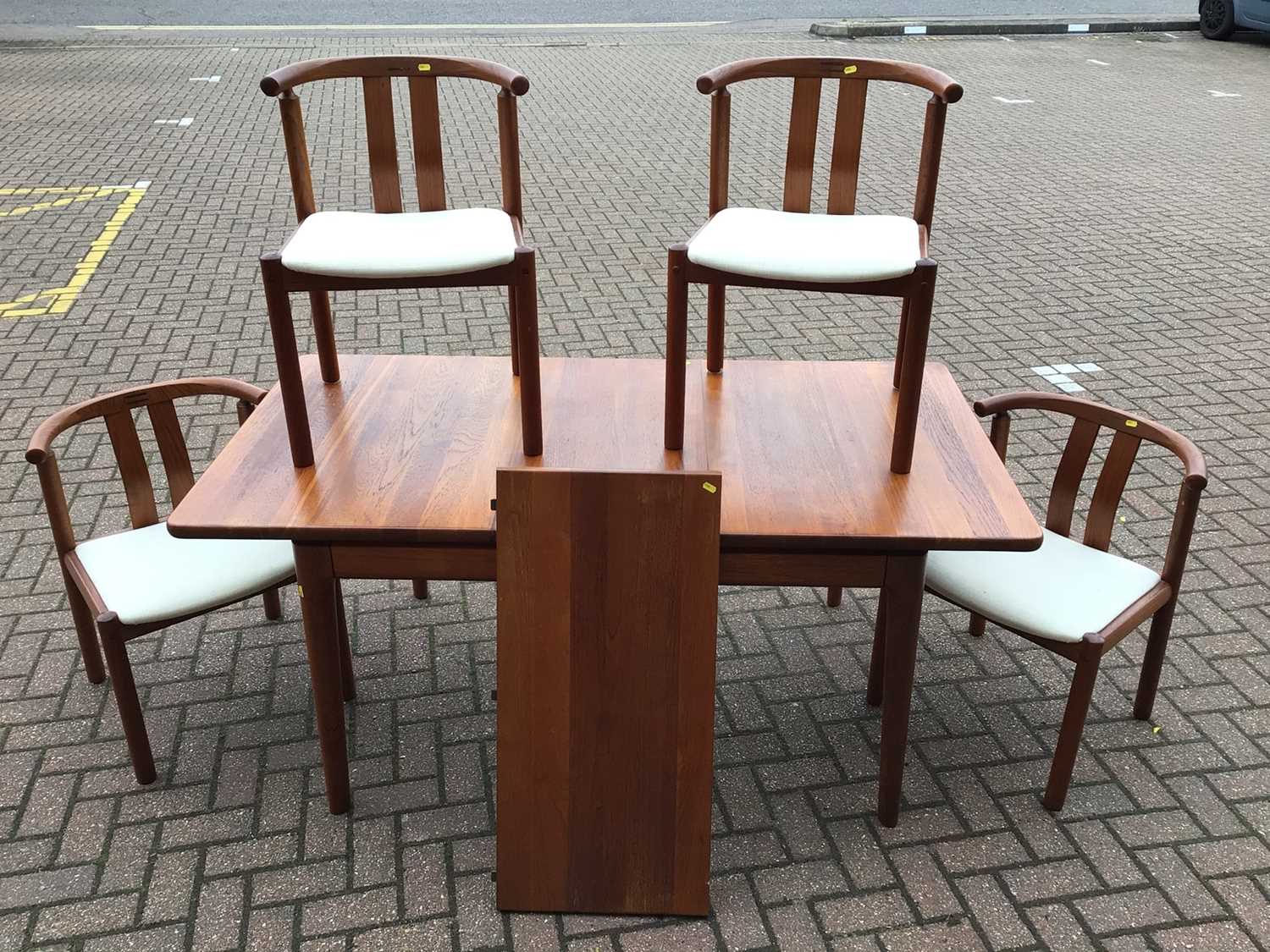 Mid century Danish Glostrup teak extending dining table approx 120cm x 90cm with two extra leaves 42