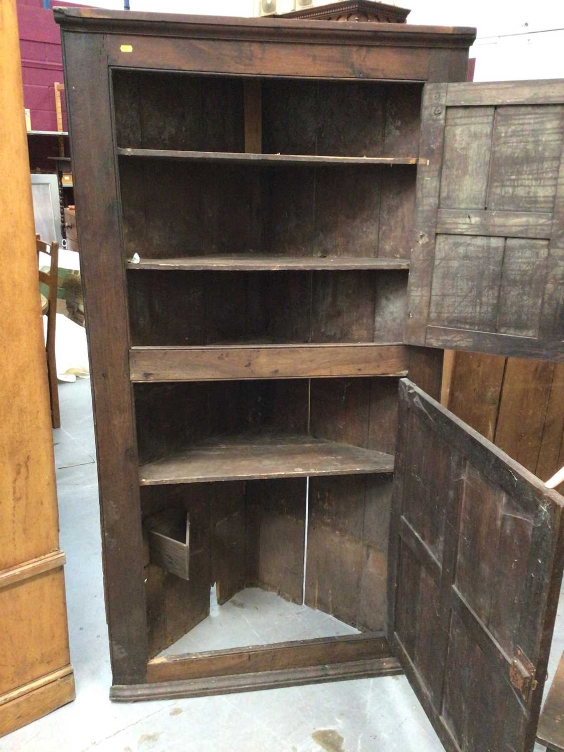 Early 19th century oak two height corner cupboard with panelled doors 183 cm high, 96 cm wide - Image 3 of 3