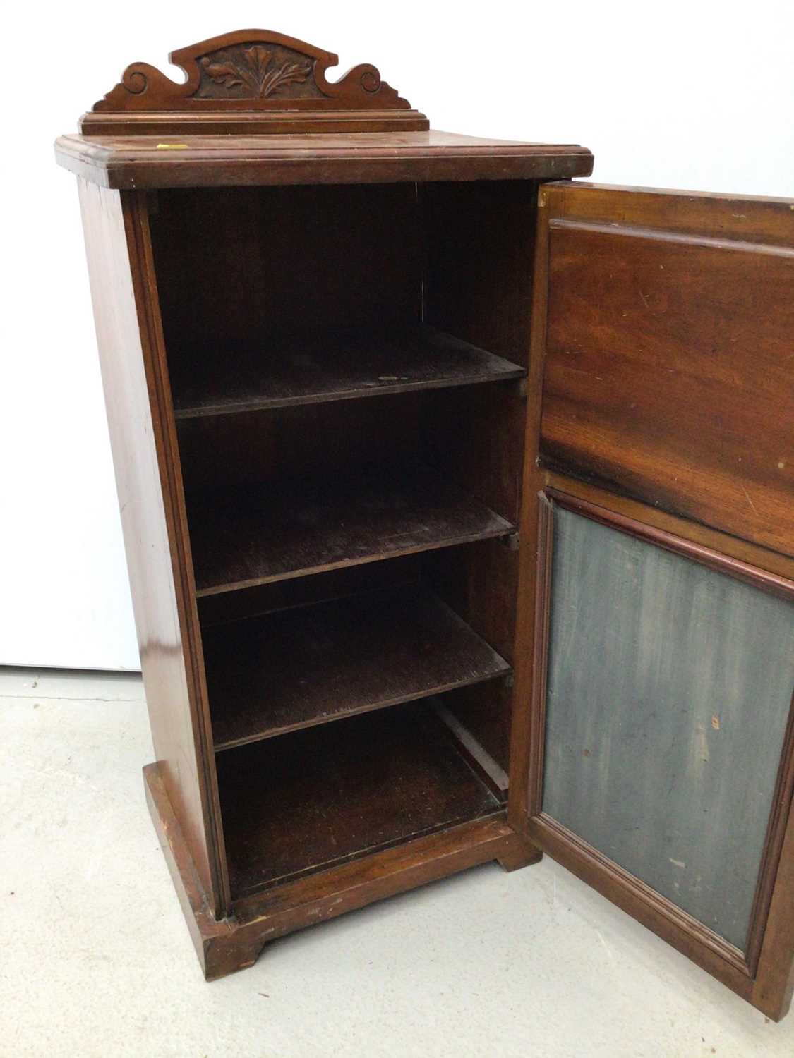 Edwardian walnut pot cupboard with ledge back, two bevelled mirror plates and painted door below, 45 - Image 4 of 5