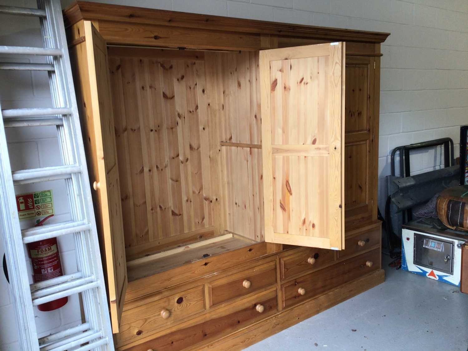 Modern pine triple wardrobe wiht three panelled doors, three short and two long drawers below, 184cm - Image 4 of 5