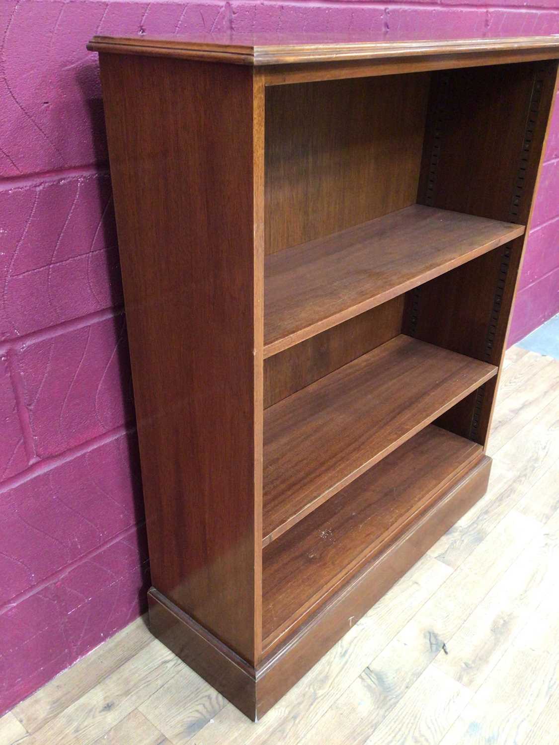 Mahogany open bookcase with adjustable shelves, 92cm wide, 31cm deep, 112cm high - Image 4 of 4