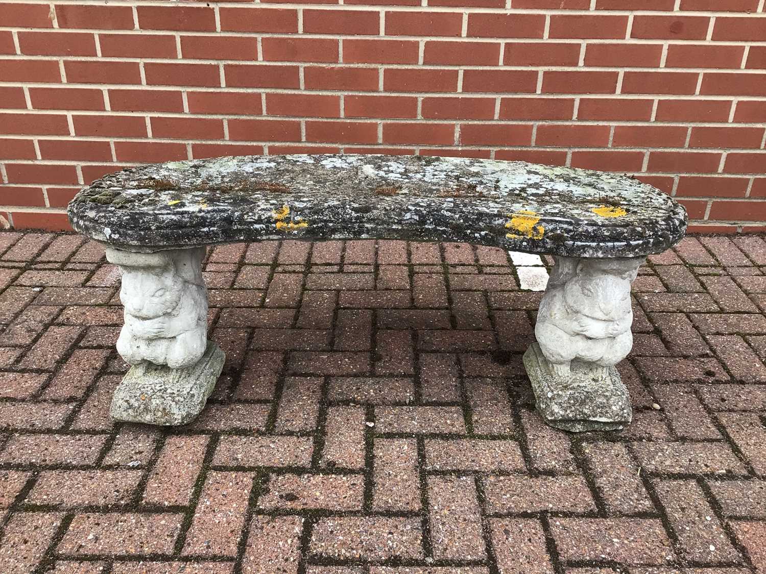 Concrete garden bench with squirrel supports 111cm x 46cm - Image 4 of 7