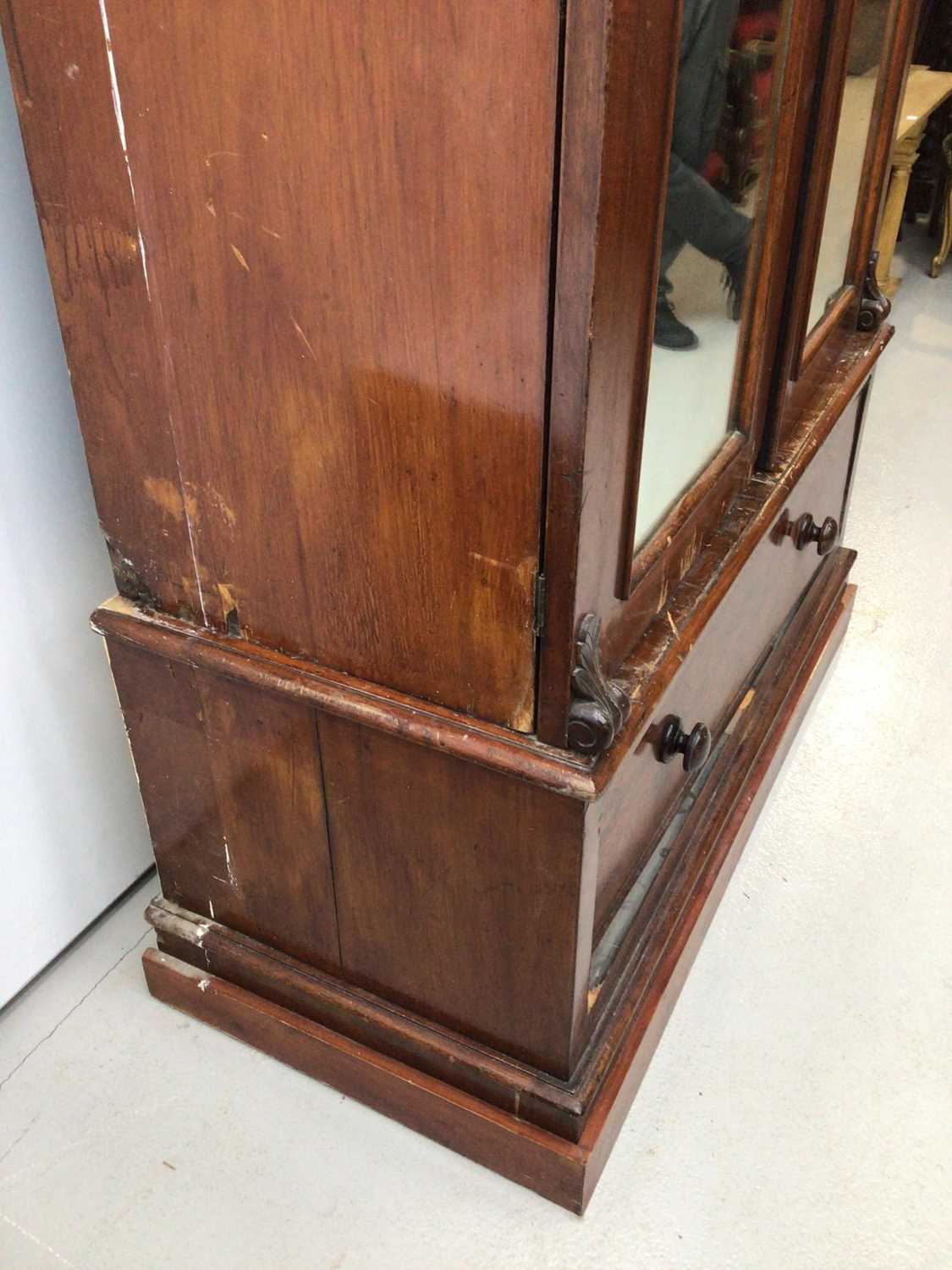 Victorian mahogany double wardrobe with two arched mirror doors and drawer below, 127cm wide x 57cm - Image 4 of 7