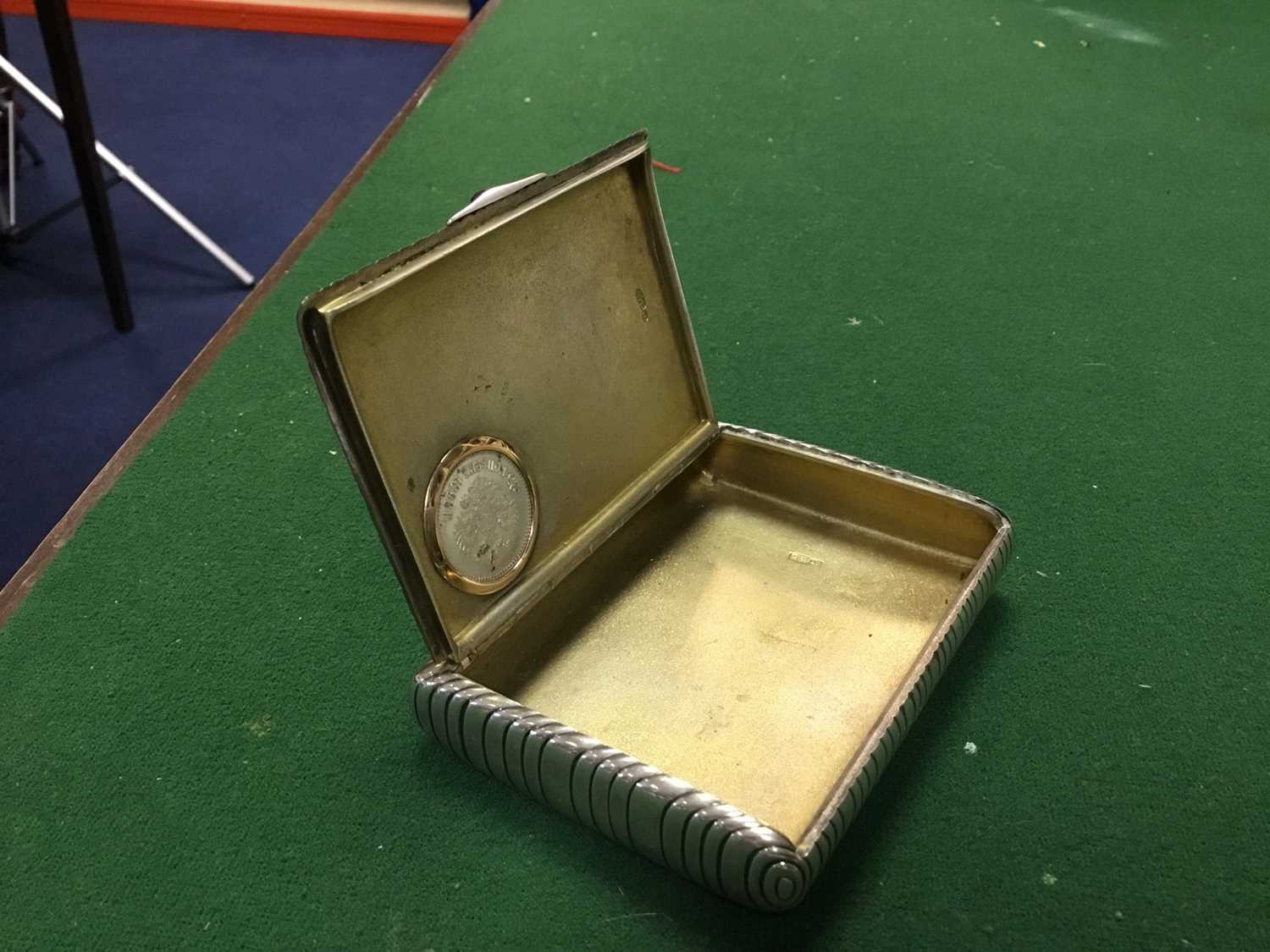 Fine Imperial Russian silver cigarette case with inset 25 Rubel coin dated 1896 with gold framed mou - Image 4 of 6