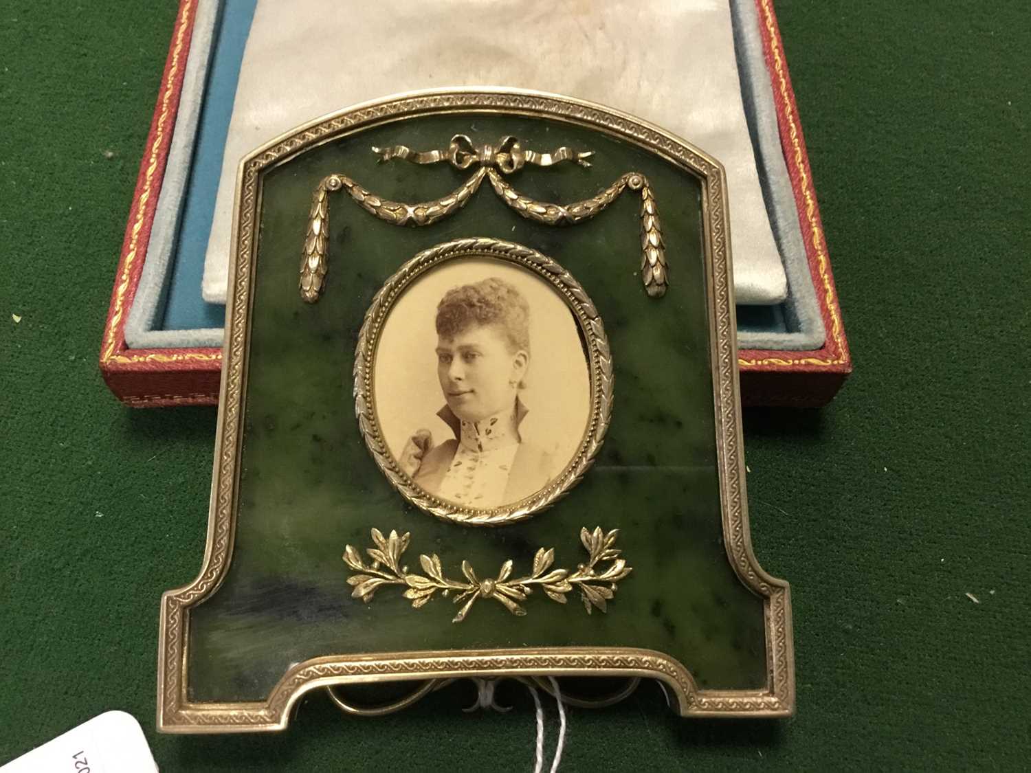 Fabergé-style silver gilt and green nephrite photograph frame containing an Edwardian portrait photo - Image 4 of 6