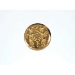 Eastern gold 'coin' ring with a circular plaque depicting figures, on gold shank. Ring size L½.