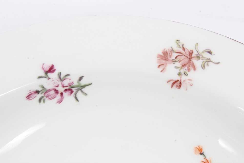 Chelsea porcelain bowl, c.1755, polychrome painted with floral sprays, red anchor mark to base, 16.2 - Image 4 of 8