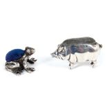 Edwardian silver pin cushion in the form of a standing pig with velvet insert