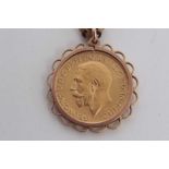 G.B. Gold Sovereign George V 1914 EF set in yellow metal ring mount with attached chain