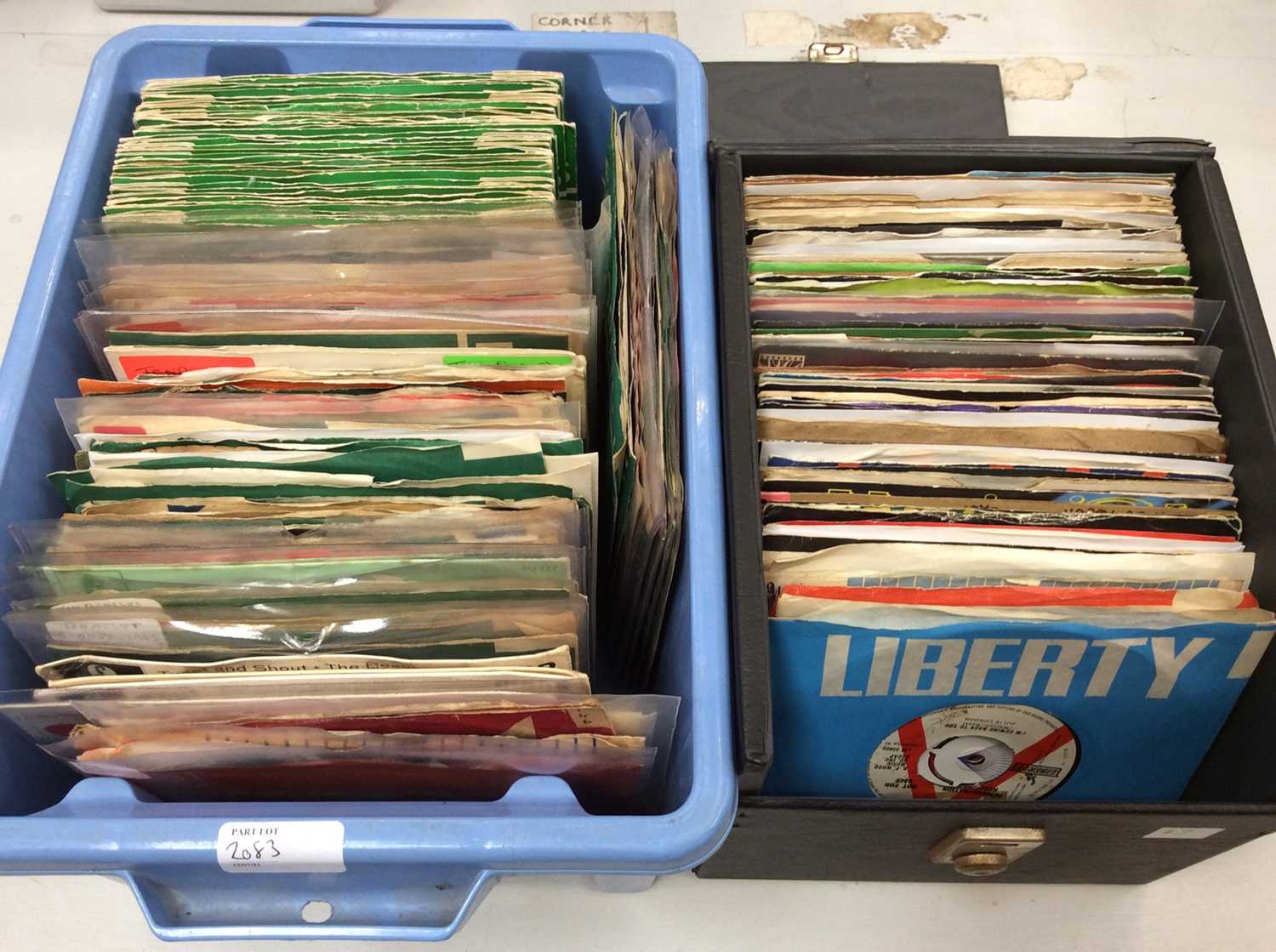 Carrying case of approx. 80 single records including Audience, Thunderclap Newman, The Who, Led Zepp - Image 2 of 2