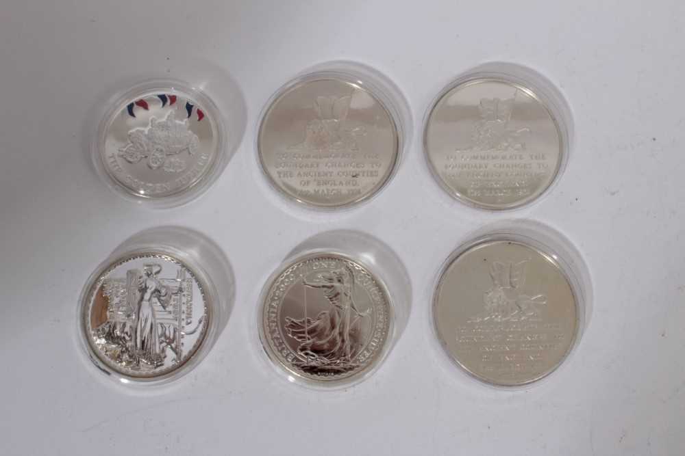 World Mixed Silver coins and medallions to include G.B. 1oz Britannia 2 Pounds 2000, 2001, The