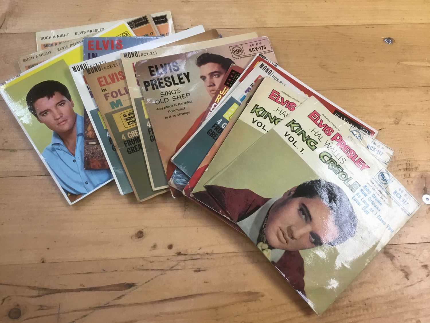 Box of single records by Elvis Presley (approx 180) and Bill Haley (approx 20) together with a cary - Image 2 of 4