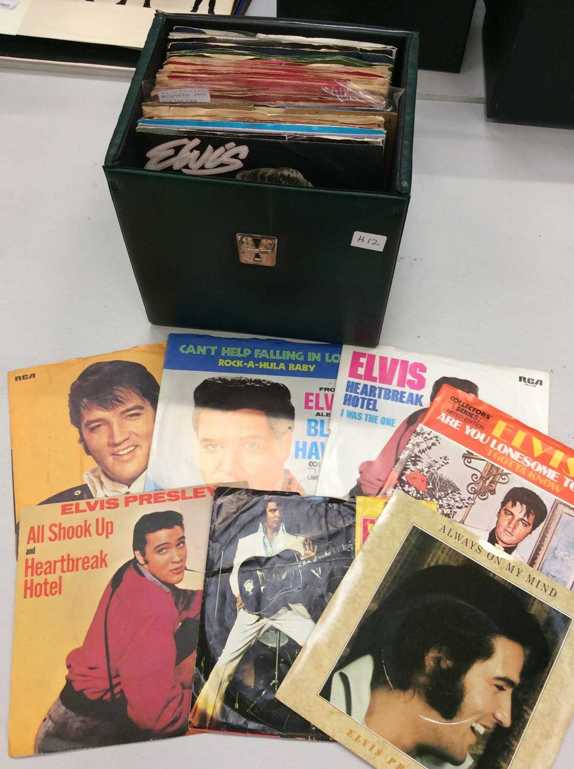 Box of 140 plus single records including the redcaps, the rip chords, the applejacks, Little Steve w - Image 3 of 3