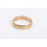 14ct gold wedding ring (stamped 585)