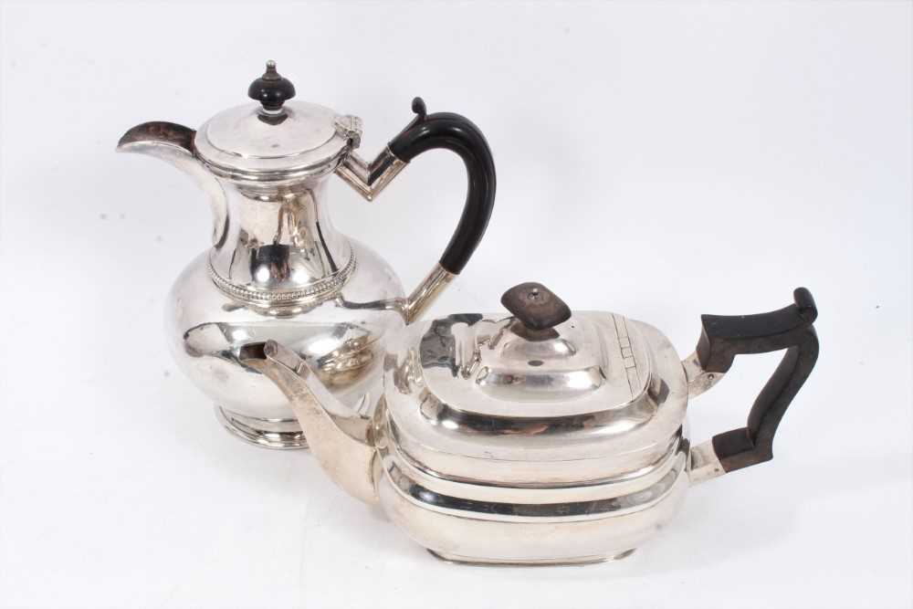 Edwardian silver teapot, together with a silver plated hot water pot (2)
