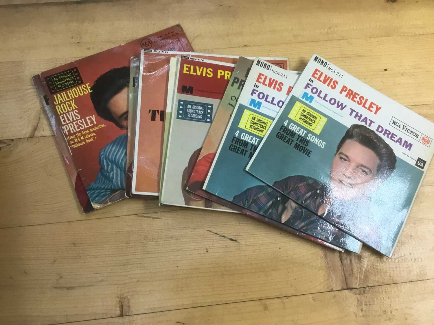 Box of single records by Elvis Presley (approx 180) and Bill Haley (approx 20) together with a cary - Image 4 of 4