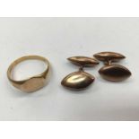 18ct gold signet ring and a pair of Edwardian 9ct rose gold cufflinks