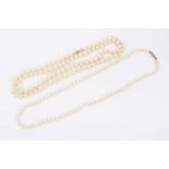 Cultured pearl necklace and a simulated pearl necklace