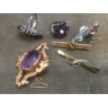 Group of jewellery to include two gold bar brooches, silver rings, various costume jewellery