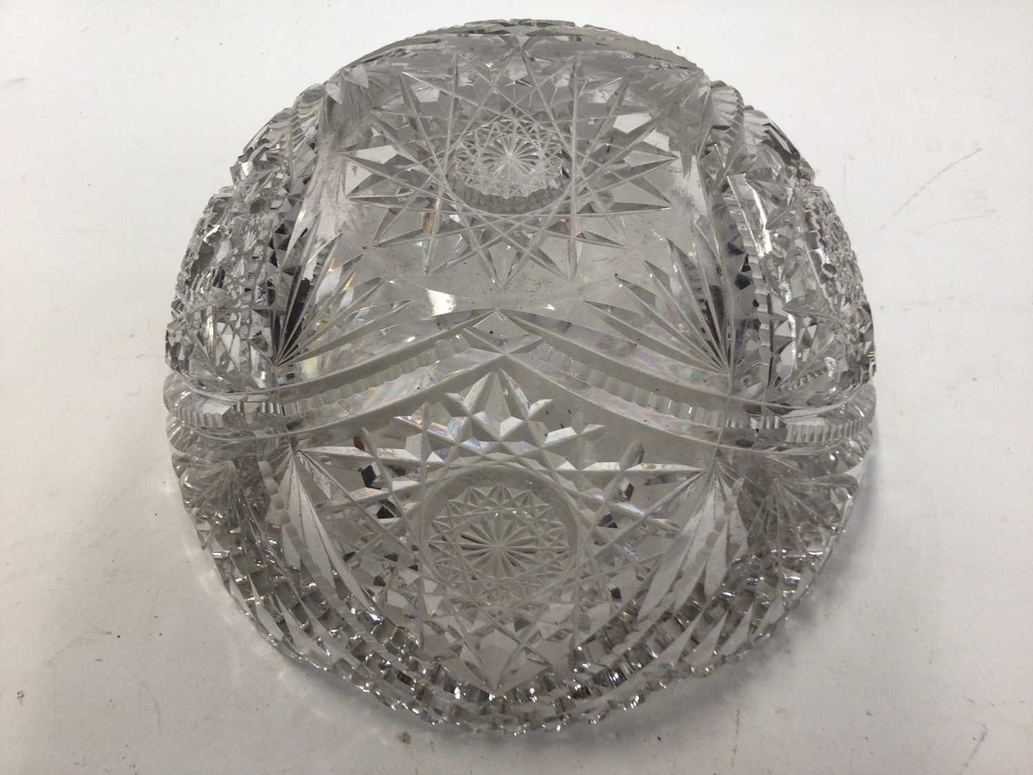 Good quality cut glass bowl, 25cm diameter and a set of 10 similar smaller bowls - Image 3 of 5