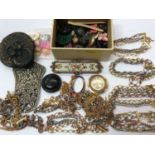Small group costume jewellery and bijouterie