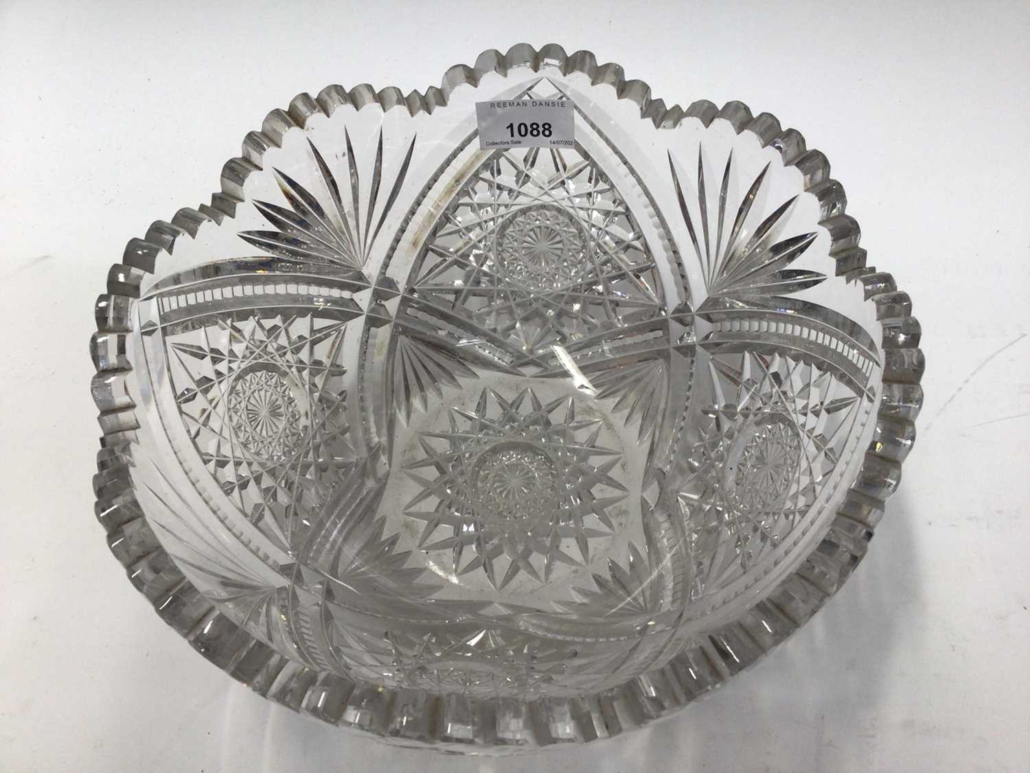 Good quality cut glass bowl, 25cm diameter and a set of 10 similar smaller bowls - Image 2 of 5