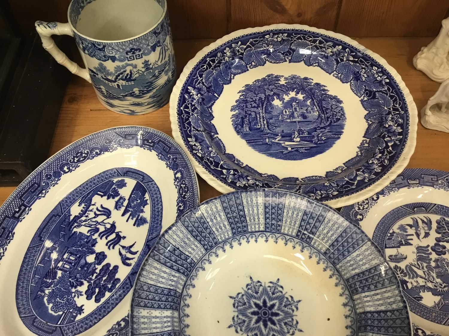 Large Mason's Vista pattern blue and white circular charger, 33cm, large 19th century blue and white