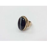 9ct gold mounted oval polished agate ring, size P