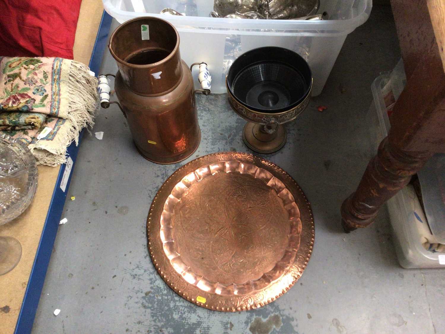 Box of silver plate, including an ice bucket and tongs, sauceboats, etc, together with other metal w - Image 2 of 3