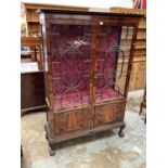 Good quality Edwardian mahogany display cabinet enclosed by two glazed doors with panelled section b