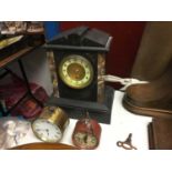 Black slate mantel clock, together with two oak mantel clocks and two brass clocks (5)