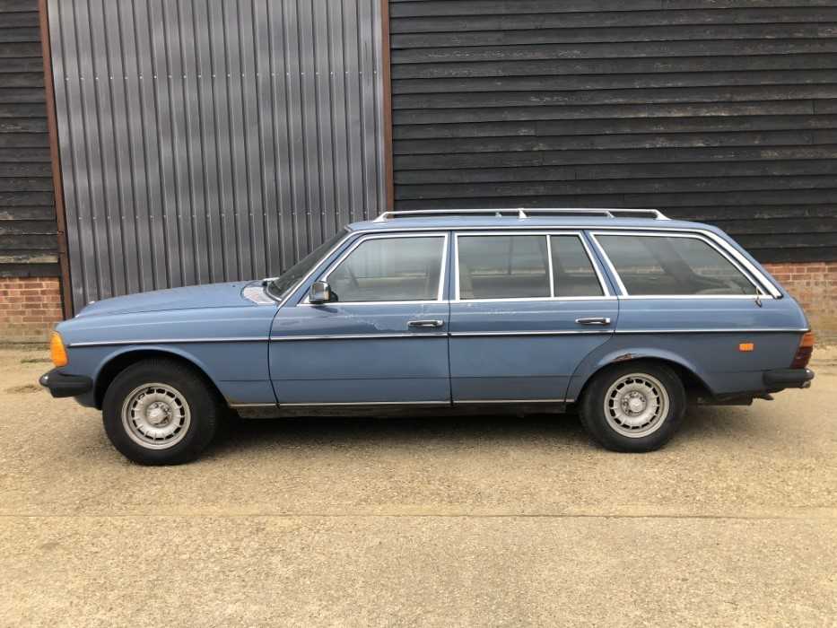 1983 Mercedes - Benz W123 / S123 300TD Estate, Automatic, Reg. No. KYC 878Y, finished in blue with t - Image 5 of 17