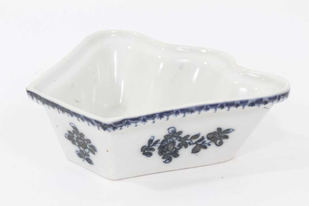 Plymouth blue and white fan-shaped hors d'oeuvres dish, circa 1770, decorated with floral sprays wit