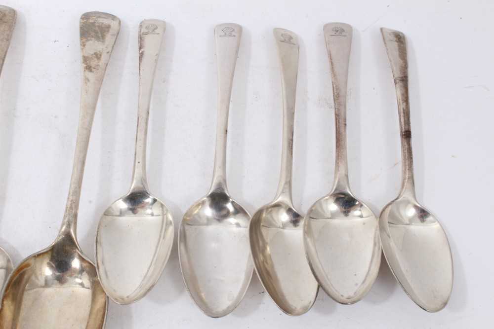 Composite set of early 19th century Old English pattern flatware, with armorial crest. 32 pieces. - Image 3 of 11