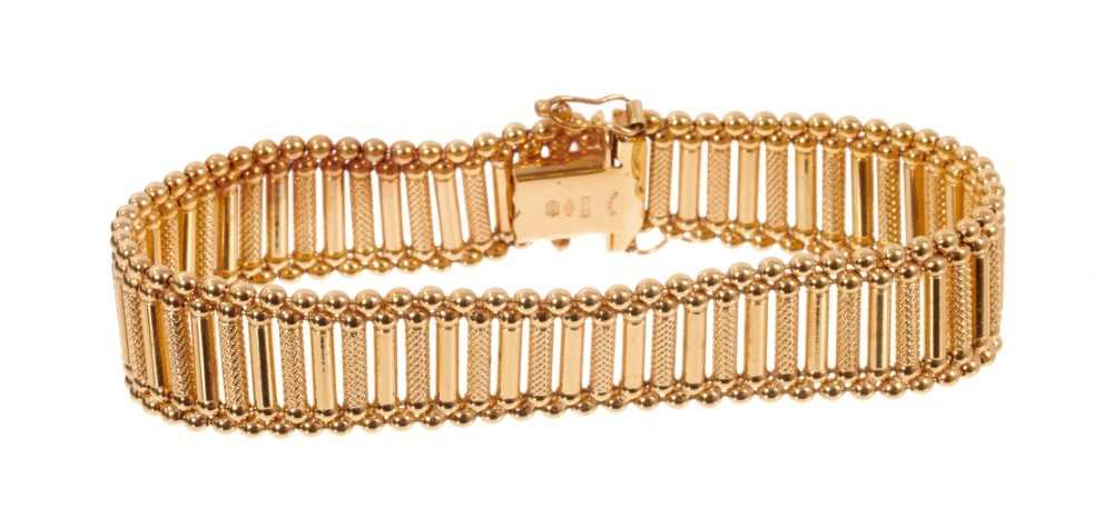 9ct yellow gold bracelet with articulated and textured gold bar links - Image 2 of 3