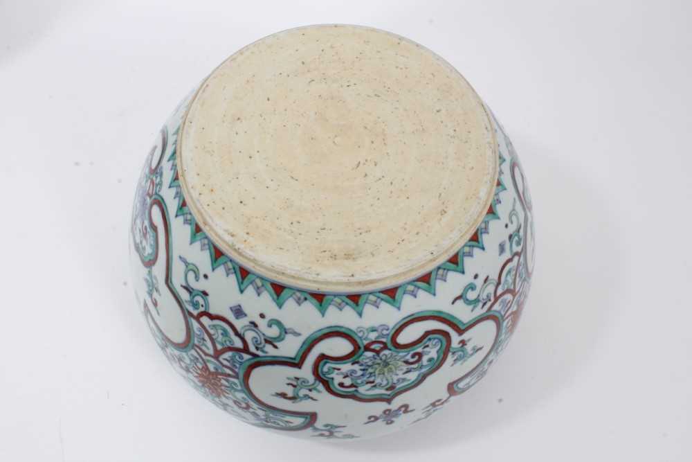 20th century Chinese porcelain jardinière decorated in the Doucai style with foliate patterns - Image 5 of 7