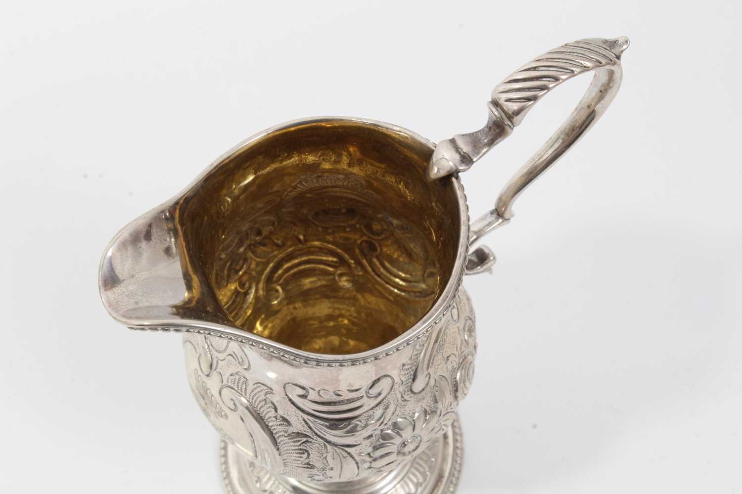 George III silver cream jug with engraved coronet and monogram - Image 4 of 6