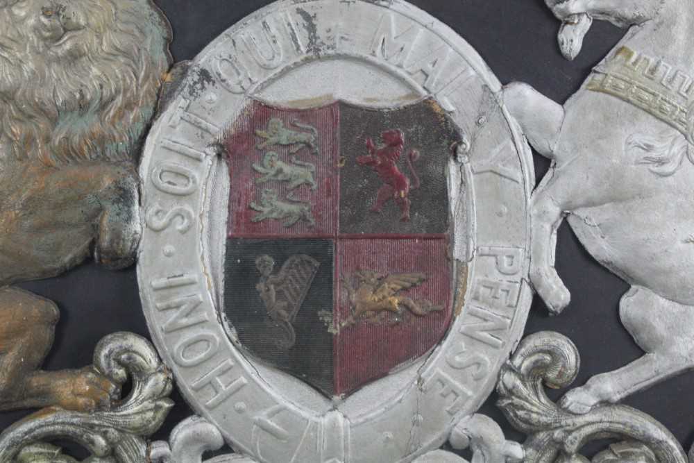 Unusual embossed and painted leather panel depicting the coat of arms, with 'God save the King', fra - Image 9 of 10