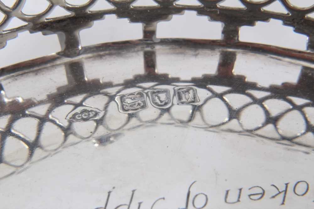 Edwardian silver bon bon dish of boat shaped form, with pierced decoration - Image 3 of 5