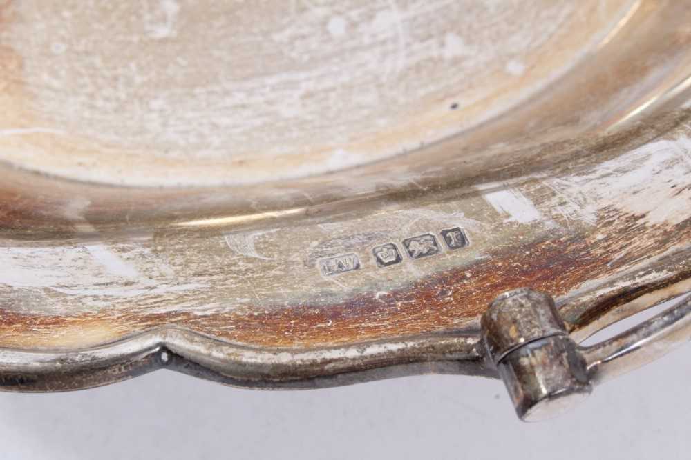 Edwardian silver swing handled dish of shaped oval form, with raised border and scallop handle, - Image 3 of 5