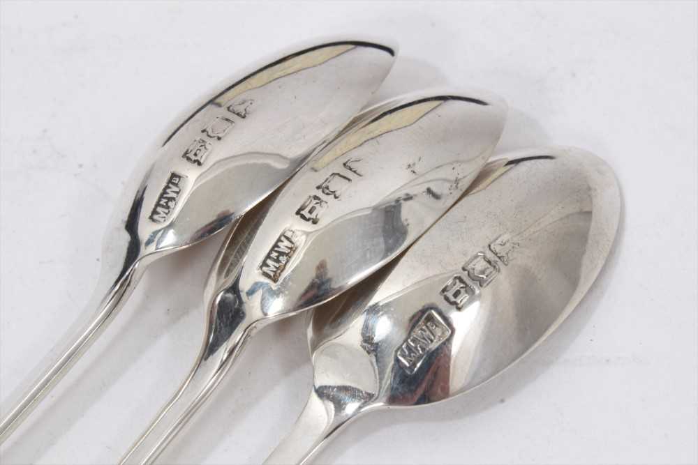 Set of six George V silver teaspoons, matching sugar spoons and tongs in fitted case - Image 3 of 3