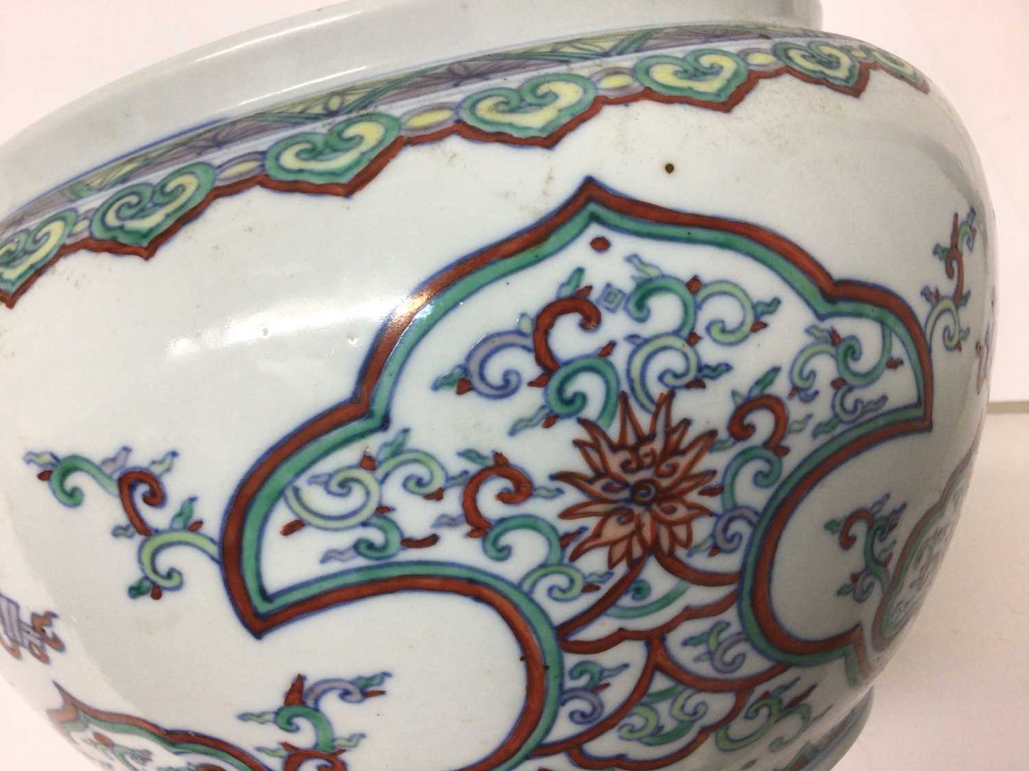 20th century Chinese porcelain jardinière decorated in the Doucai style with foliate patterns - Image 6 of 7