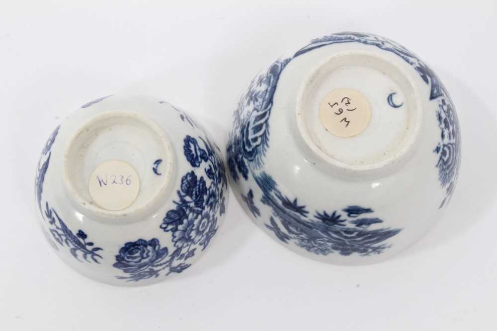 A Worcester Fence pattern stand for a butter tub, two blue printed tea bowls and a saucer (the sauce - Image 11 of 11