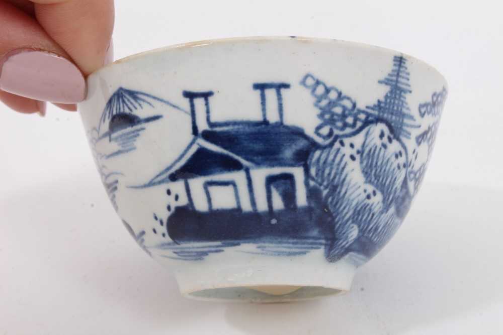 Lowestoft blue and white tea bowl, and a Bow blue and white tea bowl, both decorated in the Chinese - Image 6 of 10