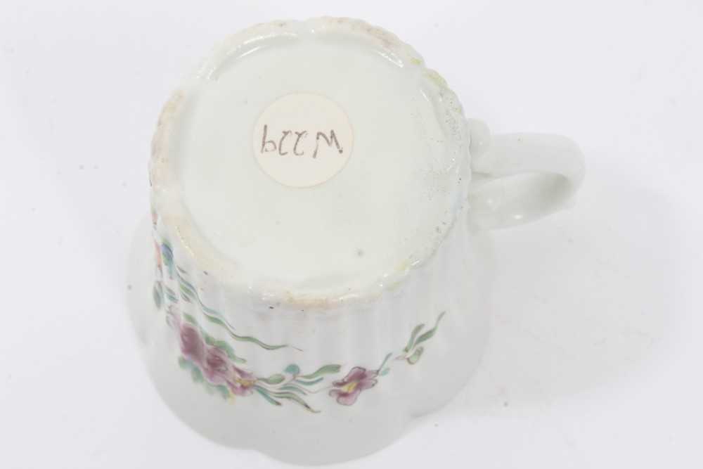 An early Worcester fluted coffee can, painted in Chinese famille rose style, circa 1753-54 - Image 5 of 5