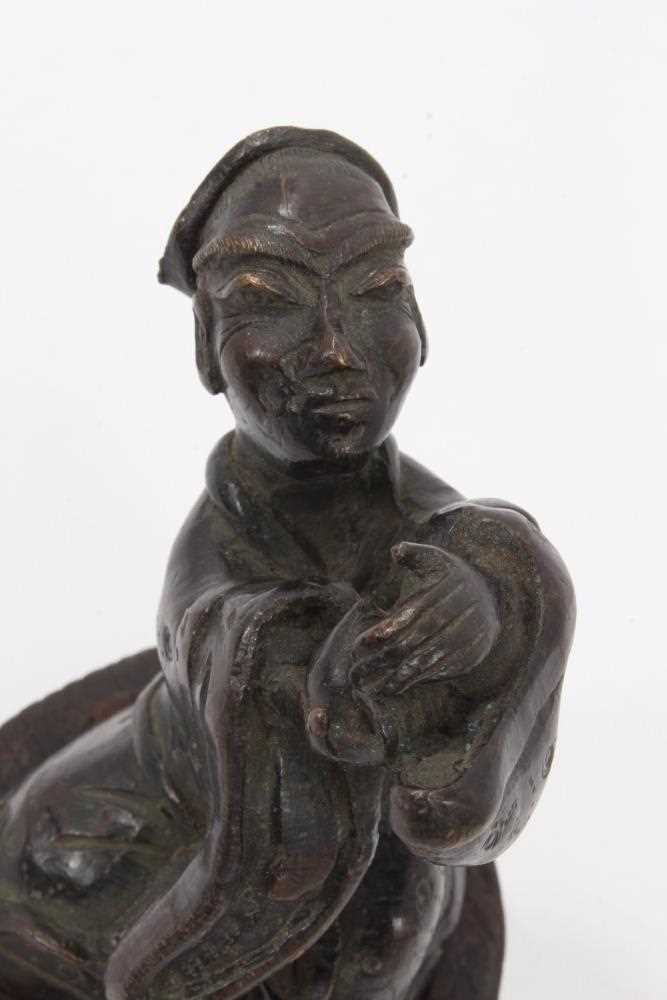Chinese bronze figure of a man making a devotional offering, on a later wooden base - Image 4 of 13