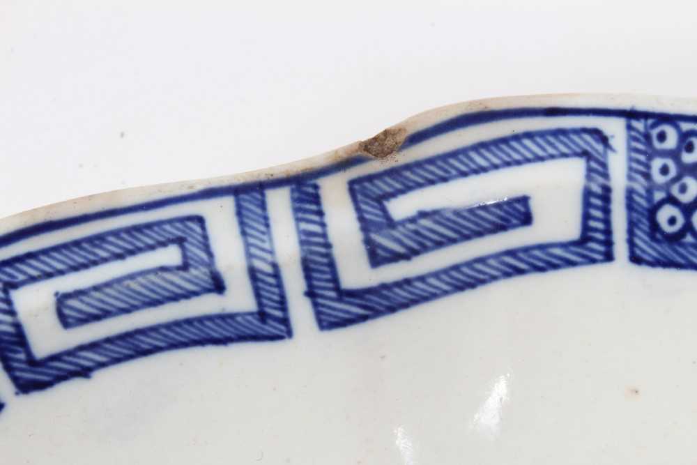 Caughley kidney shaped dish, circa 1785, decorated in blue and white with the Weir pattern, 27.5cm w - Image 5 of 7